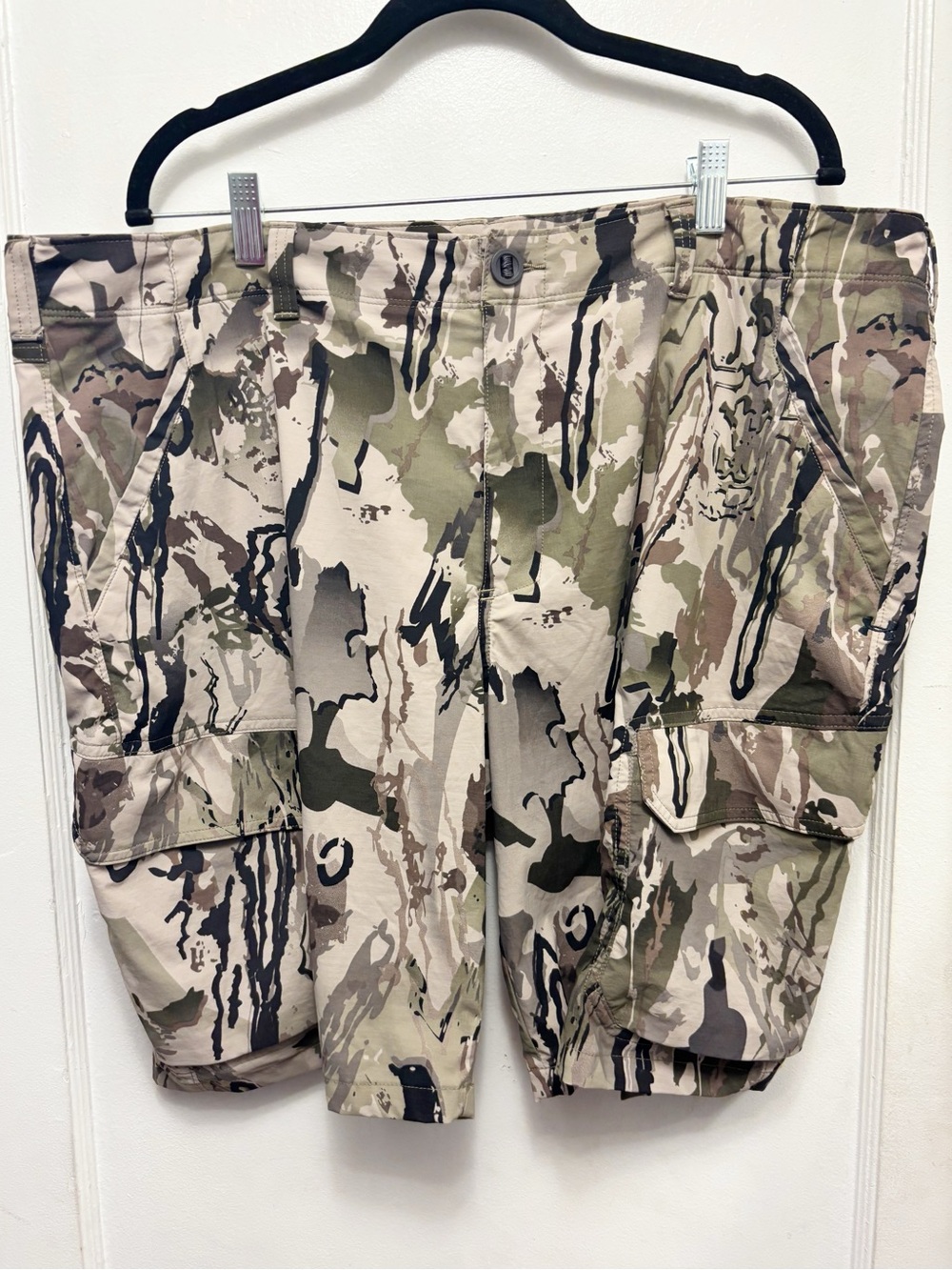 UNDER ARMOUR Camo Heat Gear Cargo Shorts Size 44